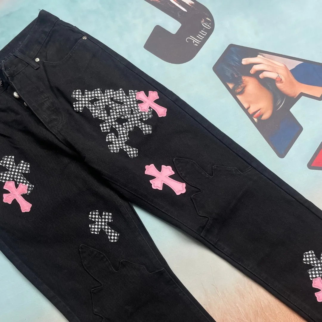 🅿️290 🔘Model No.-KL118 🔘Cro Xin𝐂𝐡𝐫𝐨𝐦𝐞 𝐇𝐞𝐚𝐫𝐭 CH Limited Flame Pink Cross Patchwork Straight Leather Jeans* In Cro Xin’s fashion map, these shorts are one of a kind. It is made of beaded canvas fabric and has been washed with heavy industry. The upper body is full of texture and the trousers are crisp and neat. The overall design adopts three-dimensional cutting technology and is extremely exquisite. Its hardware is customized according to ZP genuine products, with a customized small leather label, and the design is unique. The beaded canvas fabric is thick, not only soft after washing, but also very breathable. The details of the shorts are extremely well handled, simple and elegant, and the workmanship is exquisite. Every trace is neat and detailed, demonstrating excellent quality. The style of these shorts is super cool and breaks gender barriers. It can be easily worn by both men and women. It perfectly interprets the genderless fashion trend and easily enhances the wearer's fashion aura.  Size: S M L XL XXL (28.30.32.34.36) Color: Black